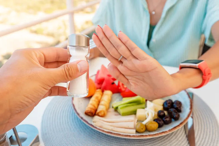 ۹ ماده غذایی که برای کنترل فشار خون باید از مصرف آنها پرهیز کنید