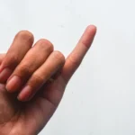 آیا تکان دادن انگشت کوچک دست خطر آلزایمر را کاهش می‌دهد؟ نظر متخصصان مغز و اعصاب