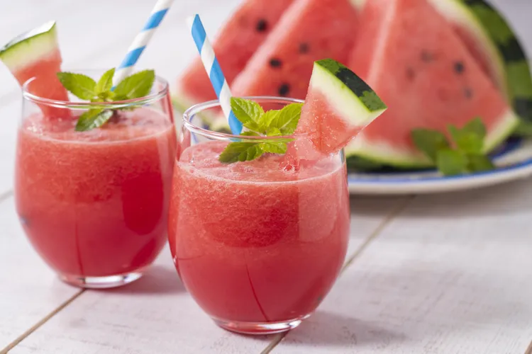 با نوشیدن منظم آب هندوانه چه اتفاقی در بدن میافتد؟