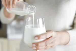کدام شیر بیشترین پروتئین را دارد؟ مقایسه کامل ۸ نوع شیر از نظر متخصص تغذیه