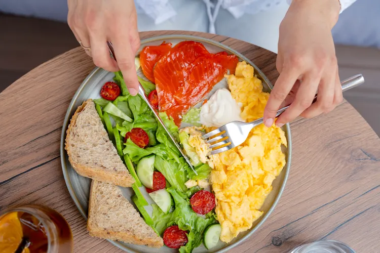 پروتئین را صبح بخوریم یا شب؟ بهترین زمان مصرف پروتئین