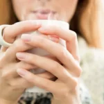 بهترین زمان نوشیدن آب گرم؛ آیا واقعاً مزیتی دارد؟