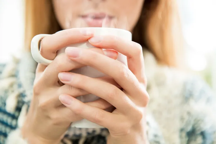 بهترین زمان نوشیدن آب گرم؛ آیا واقعاً مزیتی دارد؟