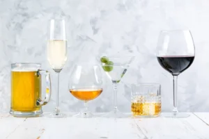 کدام نوع الکل ضرر کمتری دارد؛ آبجو، شراب یا مشروبات تقطیری؟