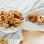 بهترین زمان خوردن گردو برای انرژی، گوارش و خواب