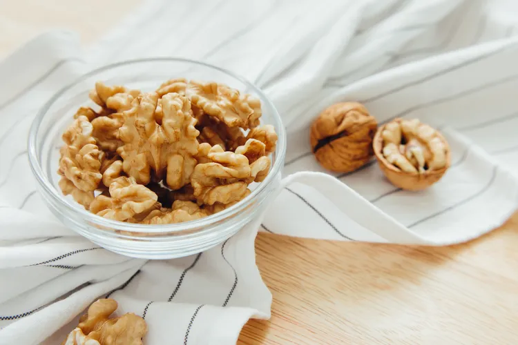 بهترین زمان خوردن گردو برای انرژی، گوارش و خواب