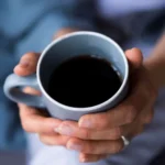نوشیدن قهوه قبل از خواب چه بلایی سر خواب و سلامت شما می‌آورد؟