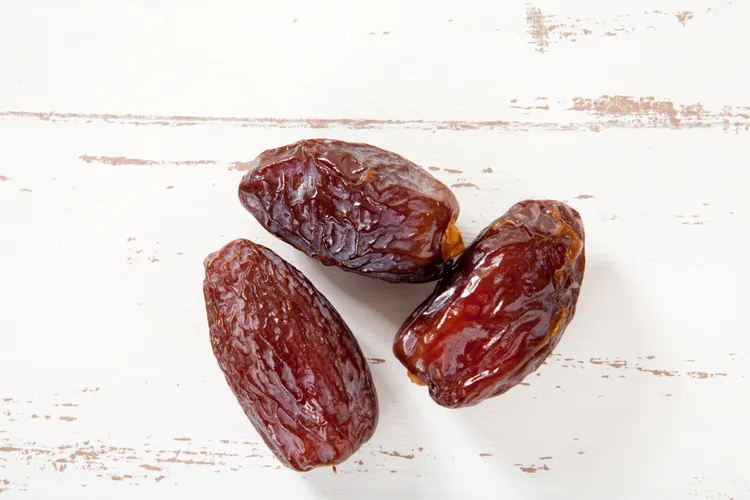 آیا خوردن ۳ خرما در صبح برای گوارش و قند خون مفید است؟
