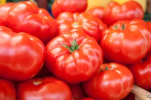 مصرف روزانه گوجه‌فرنگی؛ چه زمانی مفید است و چه زمانی می‌تواند مشکل‌ساز شود؟