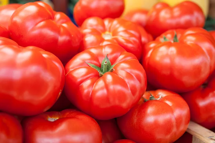 مصرف روزانه گوجهفرنگی؛ چه زمانی مفید است و چه زمانی میتواند مشکلساز شود؟