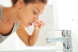 چرا بعد از مسواک نباید دهان را آبکشی کنیم؟