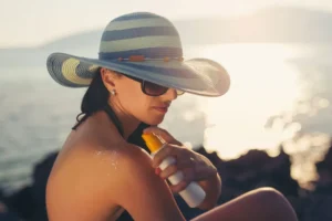 آیا عصرها هم باید ضدآفتاب بزنیم؟