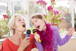۷ روش طبیعی برای تسکین التهاب حنجره و گرفتگی صدا