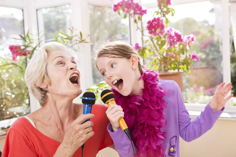 ۷ روش طبیعی برای تسکین التهاب حنجره و گرفتگی صدا