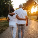 بهترین زمان پیاده‌روی بعد از شام برای کنترل قند خون