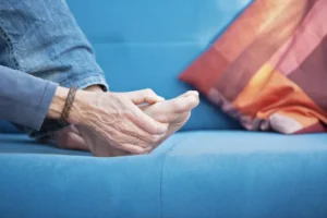 کولشیسین برای نقرس چگونه عمل می‌کند؟