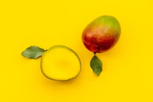 آیا خوردن پوست انبه مفید است؟ فواید و نکات ایمنی