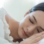 خوابیدن با آرایش چه بلایی سر پوست می‌آورد؟
