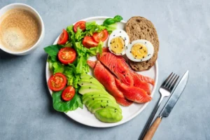 چه زمانی پروتئین، چربی یا کربوهیدرات را بیشتر کنیم؟