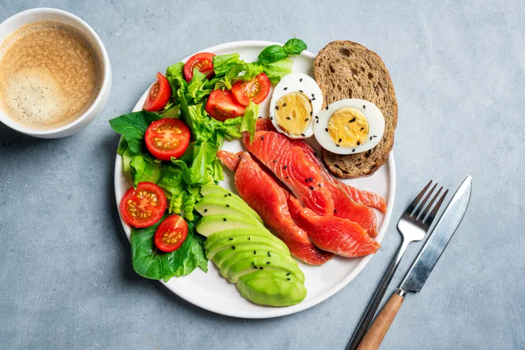 چه زمانی پروتئین، چربی یا کربوهیدرات را بیشتر کنیم؟