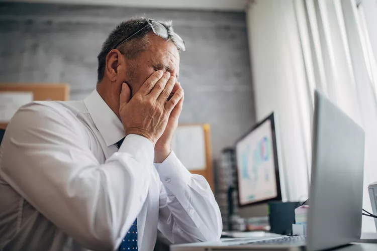 خشکی چشم چرا ایجاد می‌شود؟ علل، علائم و راه‌های پیشگیری
