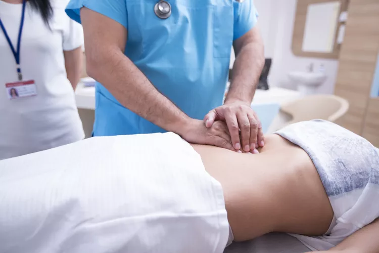 لمس تشخیصی در پزشکی؛ پزشک با لمس بدن چه چیزهایی را تشخیص می‌دهد؟