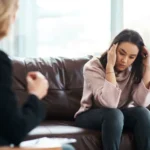 اسکیزوفرنی چگونه ایجاد می‌شود؟ عوامل مؤثر و آنچه درباره علت آن می‌دانیم