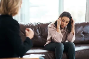 اسکیزوفرنی چگونه ایجاد می‌شود؟ عوامل مؤثر و آنچه درباره علت آن می‌دانیم