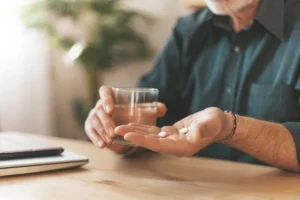 ویتامین B12 با افزایش سن چه تغییری می‌کند؟