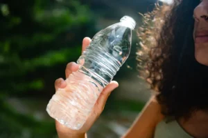 ۵ باور اشتباه درباره نوشیدن آب که بهتر است اصلاح کنید