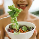 قبل از تمرین چه غذاهایی نخوریم؟ ۳ گروه غذایی مشکل‌ساز