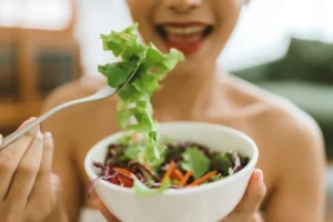 قبل از تمرین چه غذاهایی نخوریم؟ ۳ گروه غذایی مشکل‌ساز