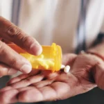 رایج‌ترین آنتی‌بیوتیک‌ها برای عفونت ادراری؛ انواع داروها، مدت درمان و عوارض