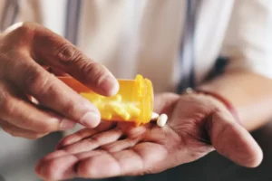 رایج‌ترین آنتی‌بیوتیک‌ها برای عفونت ادراری؛ انواع داروها، مدت درمان و عوارض
