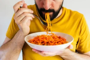 چرا بعضی روزها بیشتر گرسنه می‌شویم؟ توضیح متخصص تغذیه