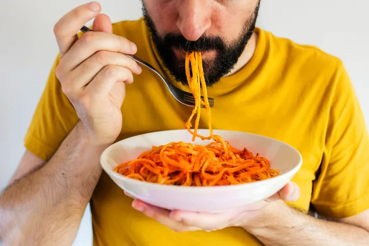 چرا بعضی روزها بیشتر گرسنه میشویم؟ توضیح متخصص تغذیه