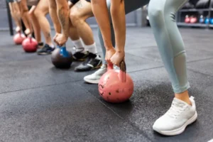 تمرین با کتل‌بل برای تقویت عضلات پایین‌تنه؛ حرکات، انتخاب وزنه و پیشرفت