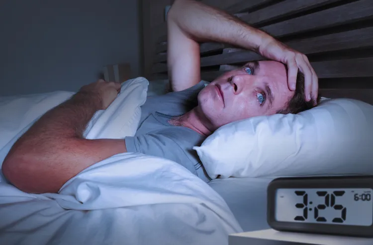 اگر ساعت ۳ صبح از خواب بیدار شدید و دیگر خوابتان نبرد، چه کار کنید؟